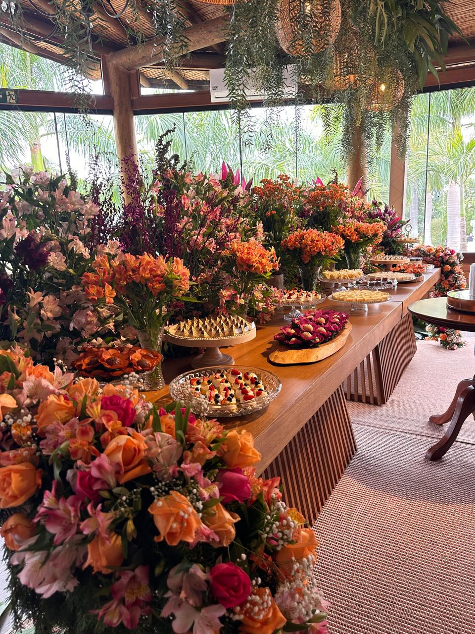 Mesa de recepção com flores